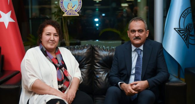 BAKAN ZER, 34 YIL ARADAN SONRA L?SE ?RETMEN? ?LE HATAY'DA B?R ARAYA GELD?