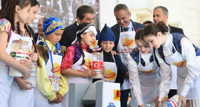 BAKAN �ZER, 9 �LKEDEN GELEN �OCUKLARLA BARI? EKME?? P???RD?