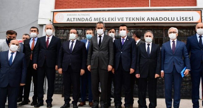 BAKAN �ZER, ALTINDA? MESLEK? VE TEKN?K ANADOLU L?SES?NDE K�T�PHANE A�ILI?I YAPTI