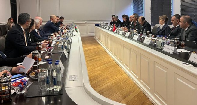 BAKAN ZER, AZERBAYCAN E??T?M BAKANI AMRULLAYEV ?LE B?R ARAYA GELD?