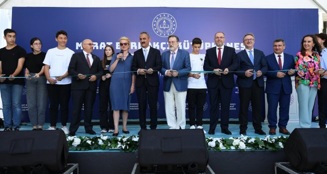 BAKAN ZER, BE??KTA? ANADOLU L?SES? MURAT BARDAKI KTPHANES?'N?N AILI?INI YAPTI