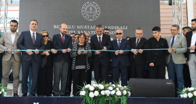 BAKAN ZER, BEYO?LU'NDA GZEL SANATLAR L?SES?N?N AILI?INI YAPTI