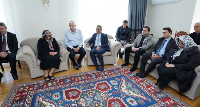 BAKAN ZER, BEYO?LU'NDAK? TERR SALDIRISINDA HAYATINI KAYBEDEN ?RETMEN ARZU ZSOY VE KIZININ A?LES?NE TAZ?YE Z?YARET?NDE BULUNDU