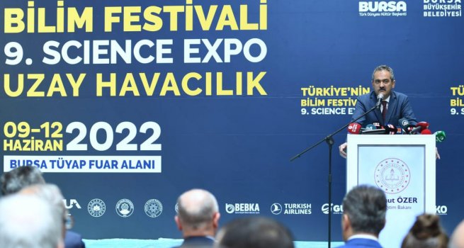 BAKAN ZER, BURSA'DA B?L?M FEST?VAL? AILI?INA KATILDI