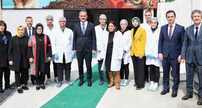 BAKAN ZER DEPREM BLGES?NDEK? HAYVANLAR ??N GIDA ATIKLARINDAN KED? VE KPEK MAMASI RET?LEN EYP SULTAN MTAL'? Z?YARET ETT?