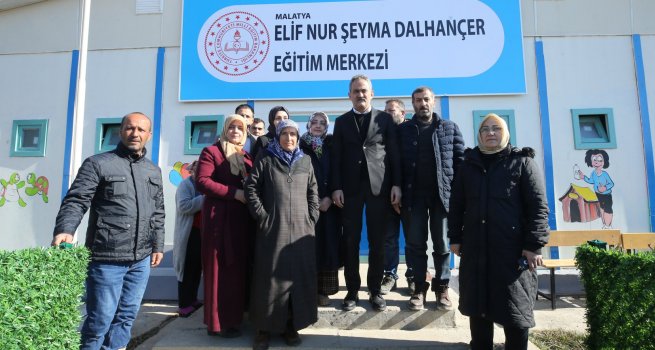 BAKAN ZER DEPREMDE HAYATINI KAYBEDEN EL?F NUR ?EYMA DALHANER'?N ADININ VER?LD??? OKULU A?LES?YLE B?RL?KTE Z?YARET ETT?