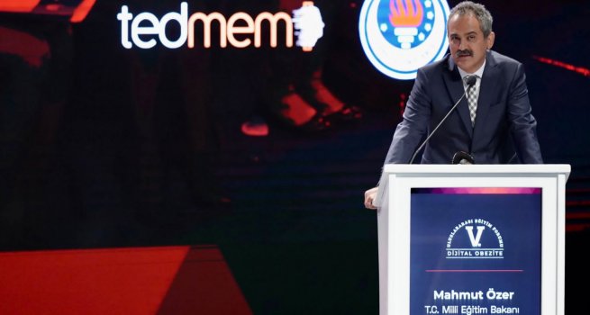 BAKAN �ZER, D?J?TAL OBEZ?TE TEMALI 5. ULUSLARARASI E??T?M FORUMU'NA KATILDI