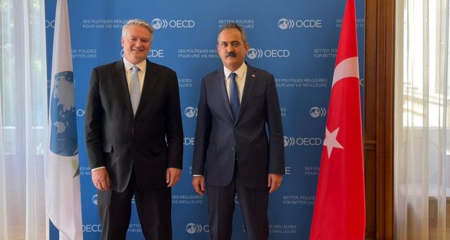 BAKAN ZER, E??T?M?N DN?TRLMES? N Z?RVES?'NE KATILMAK ZERE PAR?S'TE