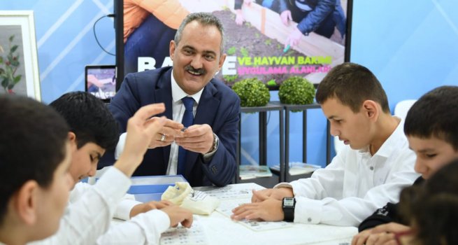 BAKAN ZER, ENGELS?Z YA?AM FUARI VE FARKINDALIK Z?RVES?'NE KATILDI