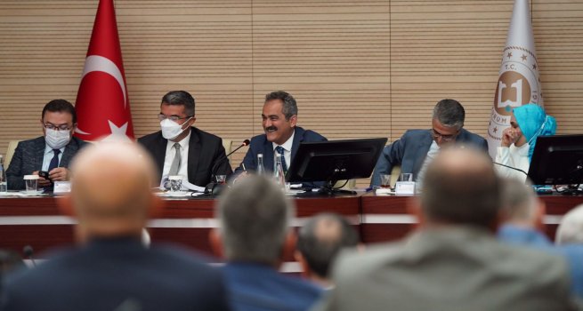 BAKAN ZER, ERZURUM ?L E??T?M DE?ERLEND?RME TOPLANTISI'NA KATILDI