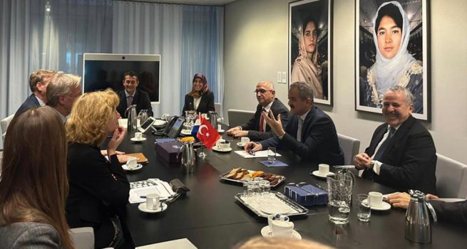 BAKAN ZER, HOLLANDALI MEVK?DA?I D?JKGRAAF ?LE B?R ARAYA GELD?