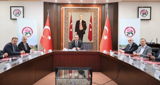 BAKAN ÖZER, ISPARTA ?L E??T?M DE?ERLEND?RME TOPLANTISI'NA KATILDI