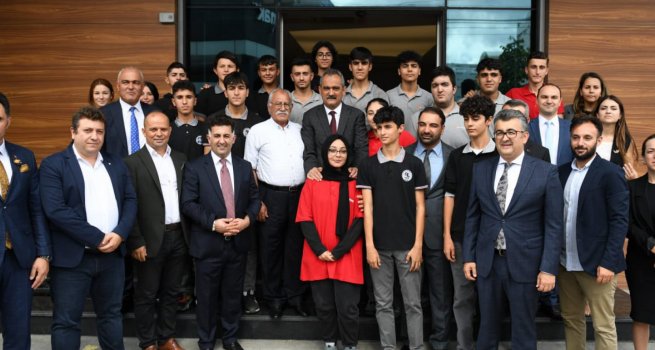 BAKAN ZER, ?STANBUL'DA MESLEK? E??T?M MERKEZ? ?RENC?LER?YLE B?R ARAYA GELD?