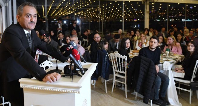 BAKAN �ZER, ?STANBUL'DA �?RETMENLERLE ?FTARDA BULU?TU