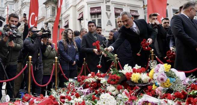 BAKAN ZER, ?ST?KLAL CADDES?'NDEK? TERR SALDIRISINDA HAYATINI KAYBEDENLER ??N OLAY YER?NE KARANF?L BIRAKTI