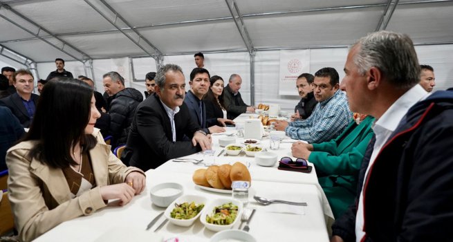 BAKAN ZER, KAHRAMANMARA?'TA ?RETMENLERLE ?FTARDA B?R ARAYA GELD?