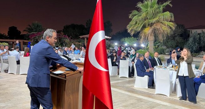 BAKAN �ZER, KATAR'DA �?RETMENLER VE T�RK VATANDA?LARLA ?FTARDA BULU?TU