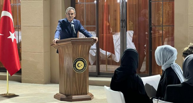 BAKAN ZER, KATAR'DAK? TRK ?RENC?LERLE ?FTAR YAPTI