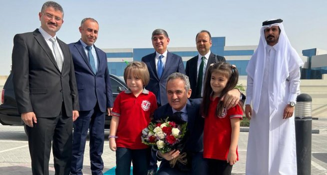 BAKAN ZER, KATAR'DAK? TRK OKULUNU Z?YARET ETT?