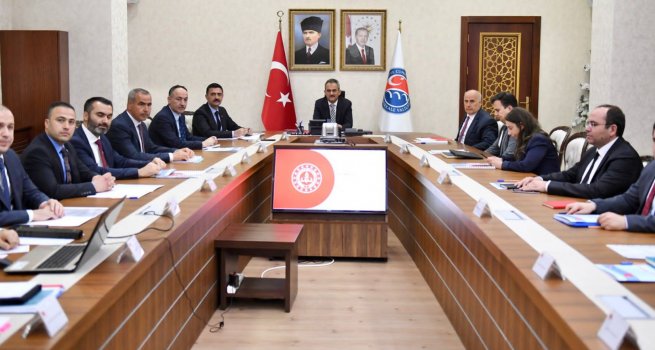 BAKAN �ZER, KIRIKKALE ?L E??T?M DE?ERLEND?RME TOPLANTISI'NA KATILDI