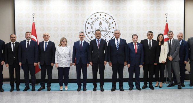 BAKAN ZER, KKTC'L? MEVK?DA?I AVU?O?LU ?LE B?R ARAYA GELD?