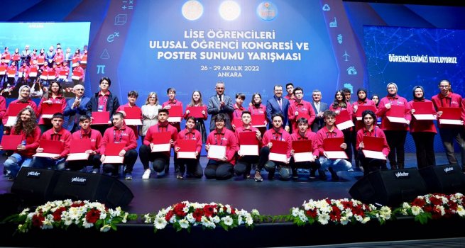 BAKAN ZER, L?SE ?RENC?LER?N?N POSTER SUNUMU YARI?MASI F?NAL HEYECANINA ORTAK OLDU