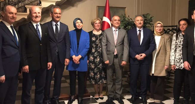 BAKAN ÖZER, LONDRA'DA DÜNYA E??T?M FORUMU'NA KATILDI