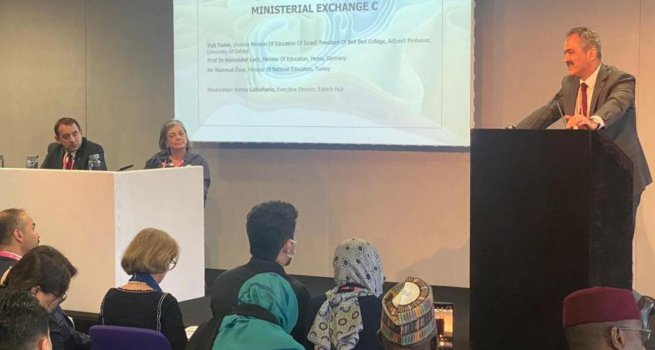 BAKAN �ZER, LONDRA'DA T�RK?YE'N?N E??T?MDEK? TECR�BELER?N? D�NYAYLA PAYLA?TI