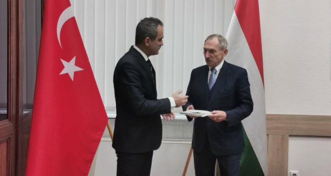 BAKAN ZER, MACAR?STAN ???LER? BAKANI SANDOR P?NTER ?LE B?R ARAYA GELD?