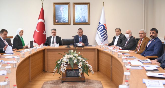 BAKAN �ZER, MALATYA ?L E??T?M DE?ERLEND?RME TOPLANTISI'NA KATILDI