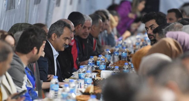 BAKAN ZER, MALATYA'DA DEPREMZEDE ?RETMENLERLE ?FTARDA B?R ARAYA GELD?