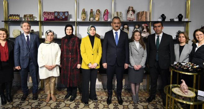 BAKAN ZER, MEB'?N ?LK MODA AKADEM?S?N? Z?YARET ETT?