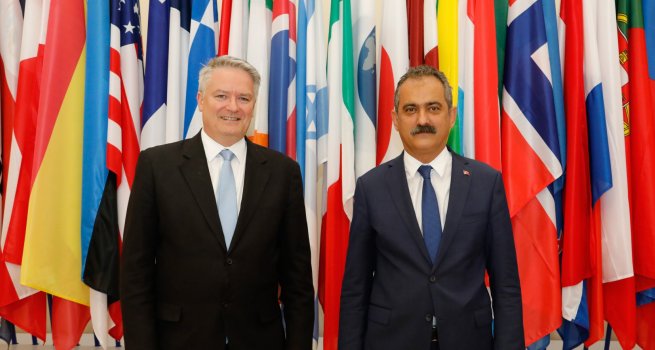 BAKAN ZER, OECD E??T?M BAKANLARI TOPLANTISI'NA KATILMAK ZERE PAR?S'E G?D?YOR