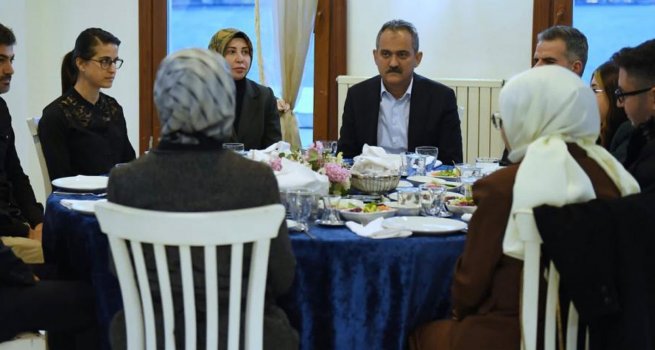 BAKAN ZER: ?RETMENLER?M?Z, DEPREM SONRASI SREC?N KAHRAMANLARI OLDU