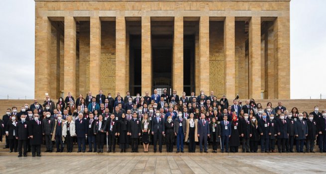 BAKAN �ZER, �?RETMENLERLE ANITKAB?R'? Z?YARET ETT?