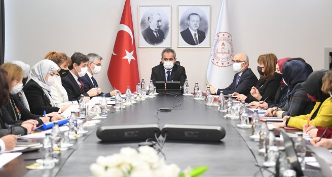 BAKAN �ZER, OLGUNLA?MA ENST?T�LER?N?N M�D�RLER?YLE B?R ARAYA GELD?