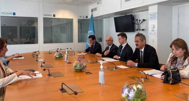 BAKAN �ZER, PAR?S'TE E??T?M BAKANLARIYLA ?K?L? G�R�?ME YAPTI