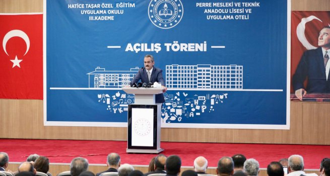 BAKAN ZER; PERRE MTAL, UYGULAMA OTEL? VE ZEL E??T?M UYGULAMA OKULU AILI?INA KATILDI