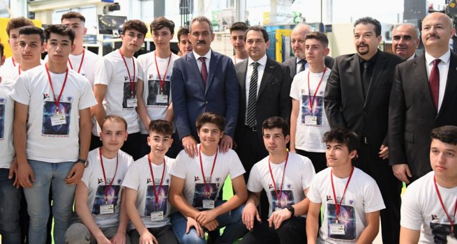 BAKAN �ZER, PLAST?K TEKNOLOJ?S? ALANINDAK? ?LK M�KEMMEL?YET MERKEZ?N?N A�ILI?INI YAPTI