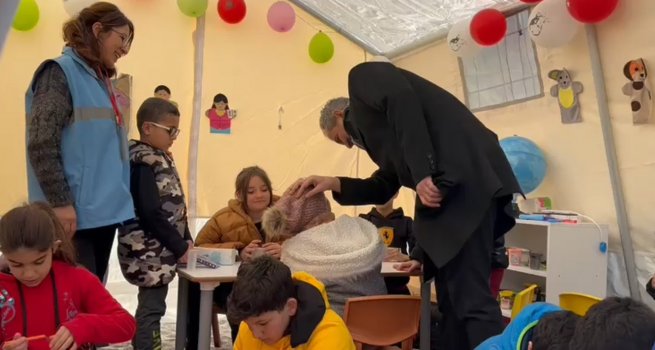 BAKAN ZER, PS?KOSOSYAL DESTEK MERKEZ?NDE AFETZEDELERLE B?R ARAYA GELD?