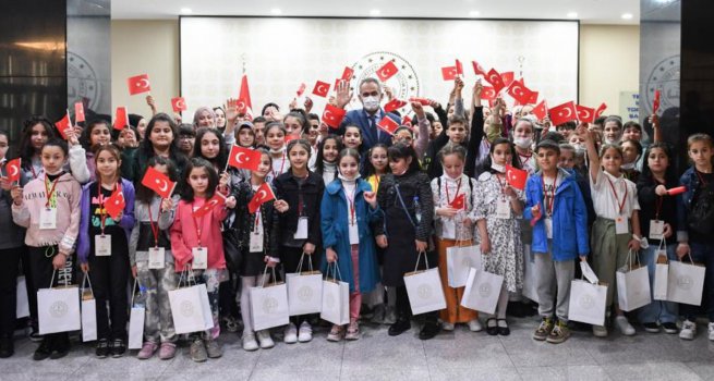 BAKAN ZER, "AYNI BAHEN?N ?EKLER?" KOROSU MENSUBU OCUKLARI KABUL ETT?