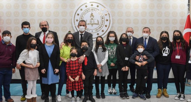 BAKAN ZER, "B?RL?KTEN SEVG? DO?AR" TEMALI RES?M SERG?S?N?N AILI?INA KATILDI