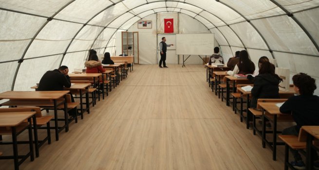 BAKAN ZER, "DEPREM BLGES?NDE E??T?M" GNDEM?YLE CHP HEYET? ?LE B?R ARAYA GELD?