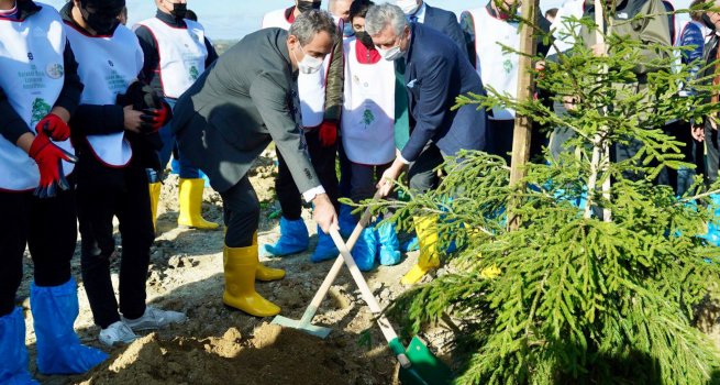 BAKAN ÖZER, "GELECEK MESLEK L?SELER?NDE HATIRA ORMANI"NA F?DAN D?KT?
