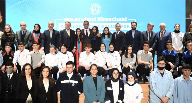 BAKAN ZER, "MESLEK L?SES? ?RENC?LER? A?LELER?M?ZLE BULU?UYOR" PROJES?N? TANITTI
