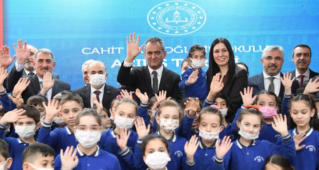 BAKAN ZER, SAMSUN'DA CAH?T ZAR?FO?LU ?LKOKULUNUN AILI? TREN?NE KATILDI