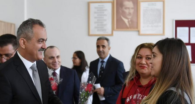 BAKAN ZER, S?NCAN ERS?N NAZ?F GRDO?AN ANADOLU L?SES?N? Z?YARET EDEREK ?RETMENLERLE B?R ARAYA GELD?