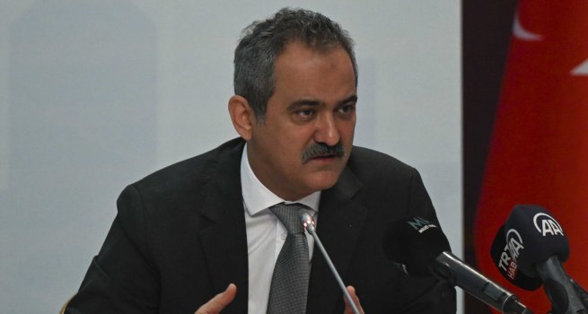 BAKAN ÖZER: TOPLUMUN ASIL KİLİT TAŞI KADINDIR