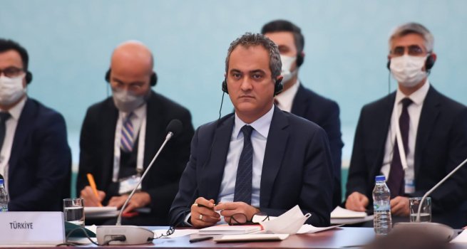 BAKAN �ZER, T�RK?YE-AFR?KA ORTAKLIK Z?RVES?'NDE MEVK?DA?LARI ?LE B?R ARAYA GELD?