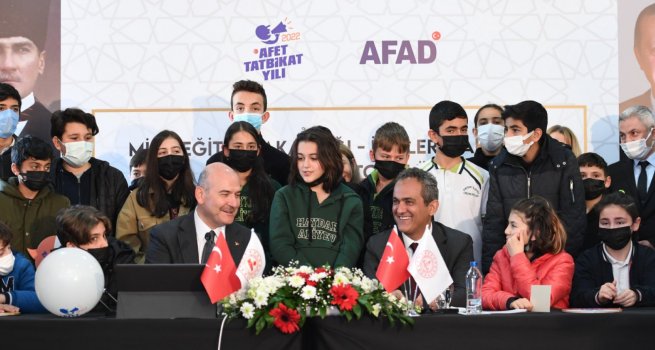 BAKAN ÖZER VE BAKAN SOYLU'NUN KATILIMIYLA TÜRK?YE GENEL?NDEK? TÜM OKULLARDA E? ZAMANLI DEPREM TATB?KATI YAPILDI